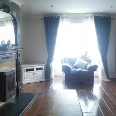 On Shannon Town House 2 Mins From Centre *