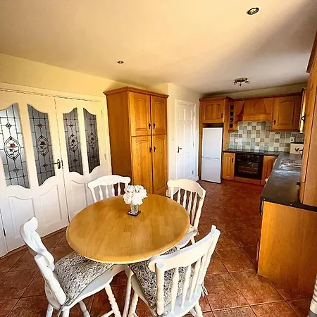 On Shannon Town House 2 Mins From Centre *