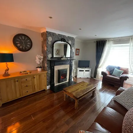 On Shannon Town House 2 Mins From Centre * Carrick on Shannon