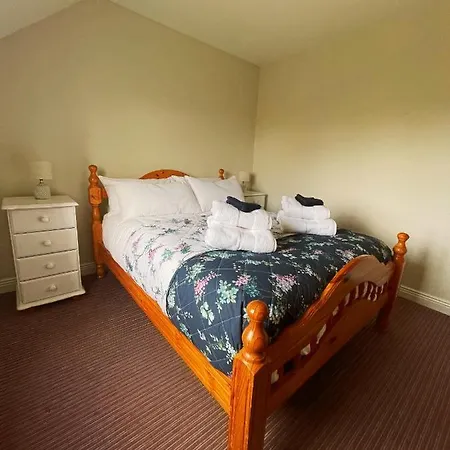 On Shannon Town House 2 Mins From Centre *